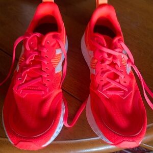 NB Tempo V1 Running Shoe
Neutral lightweight running shoe.